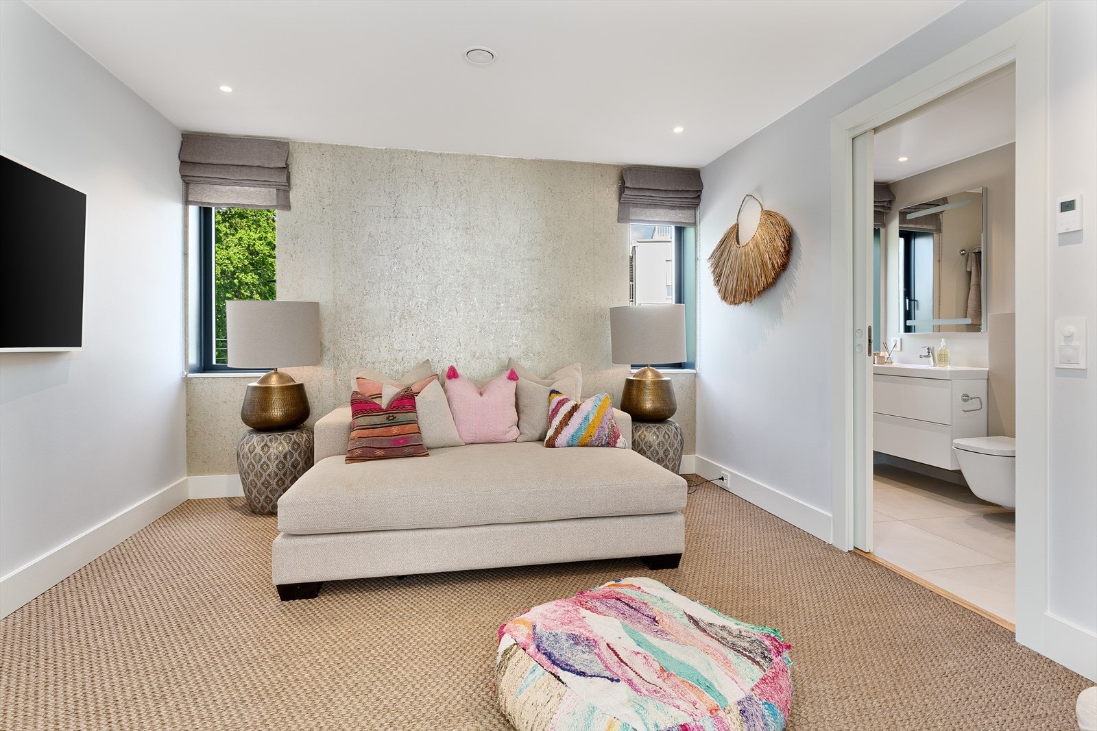 Lys og tiltalende tv-stue eller soverom i 1. etasje. Inngang til eget bad. Galleribilde