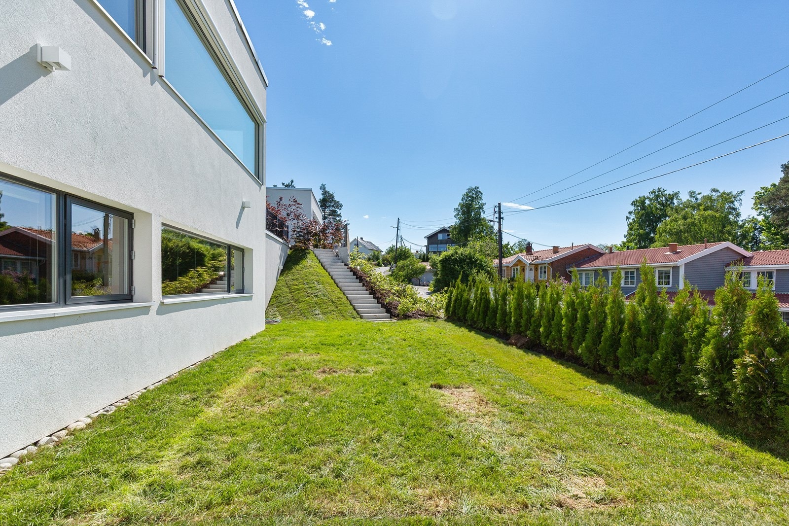 Pent opparbeidet tomt rundt boligen. Galleribilde