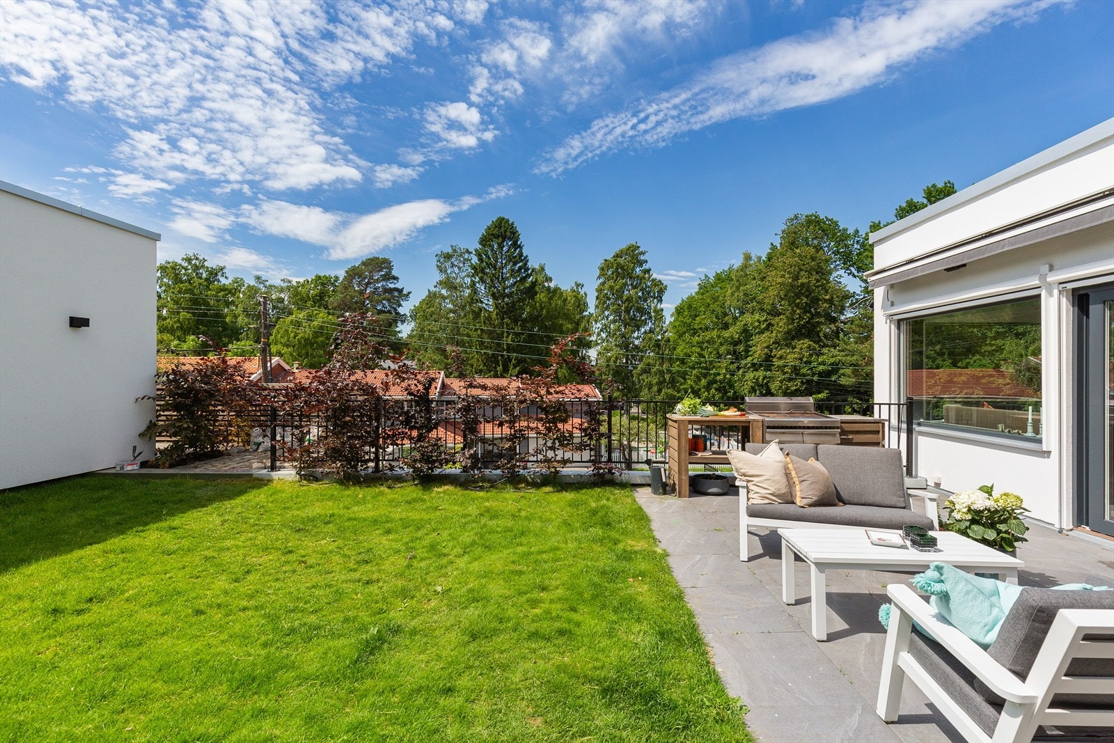 Solrik hage. Galleribilde