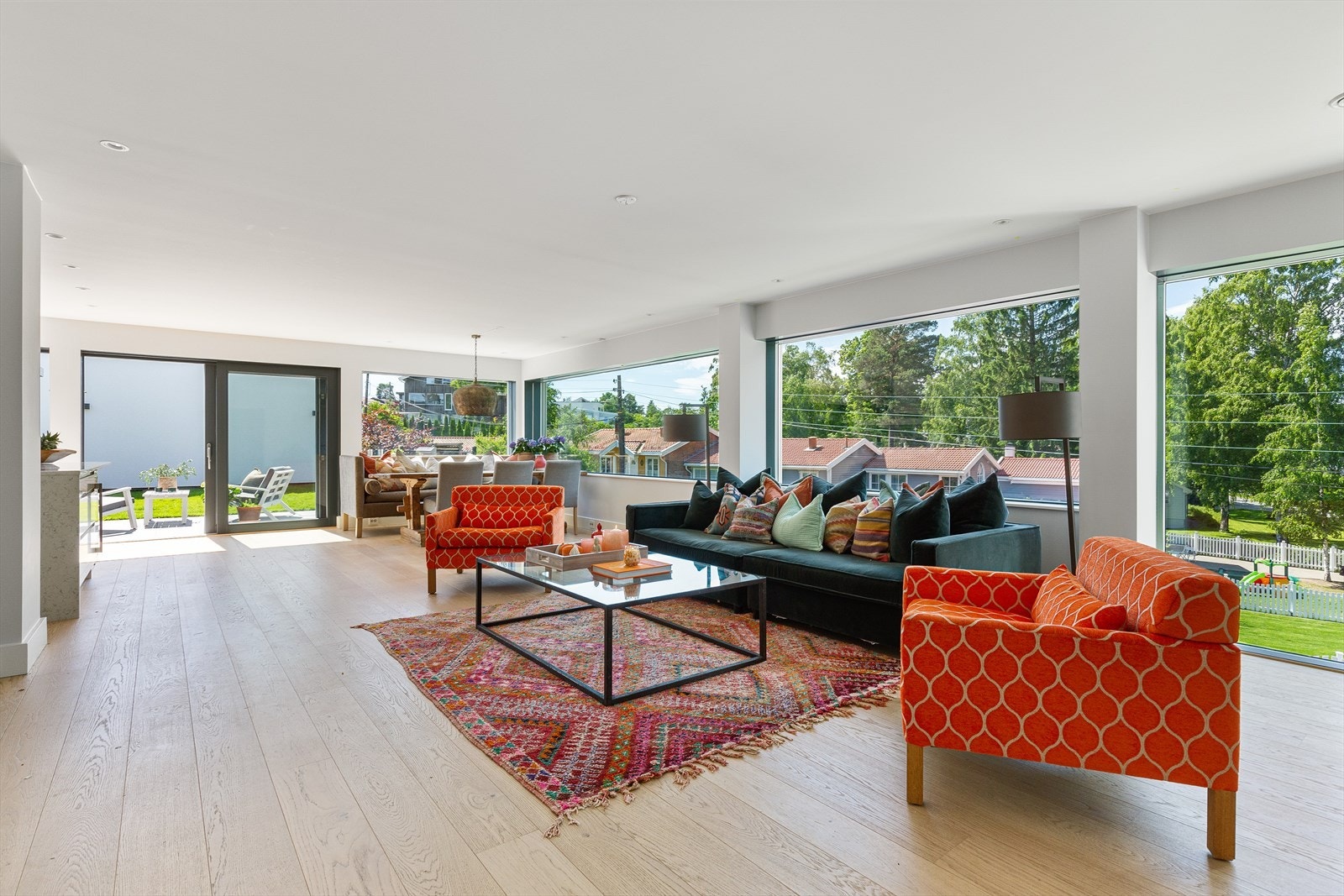 Stor og romslig stue med plass til flere soner. Galleribilde