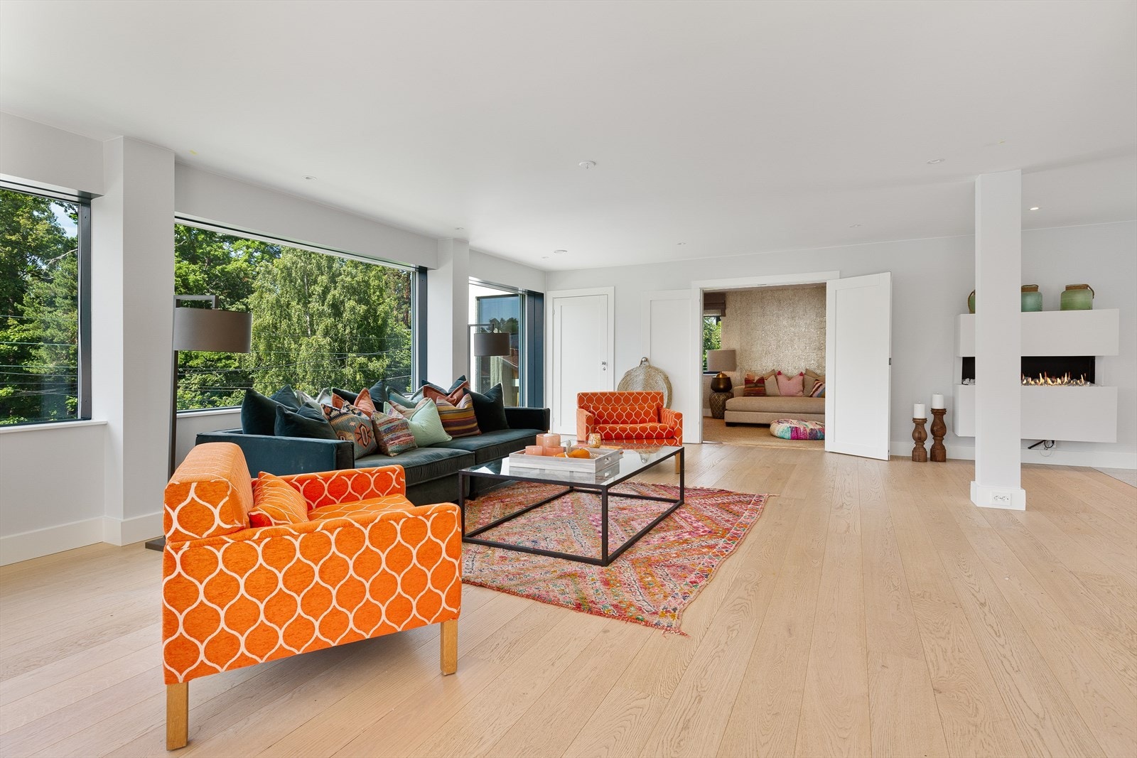 Store vindusflater gir mye lys og god atmosfære i boligen. Galleribilde