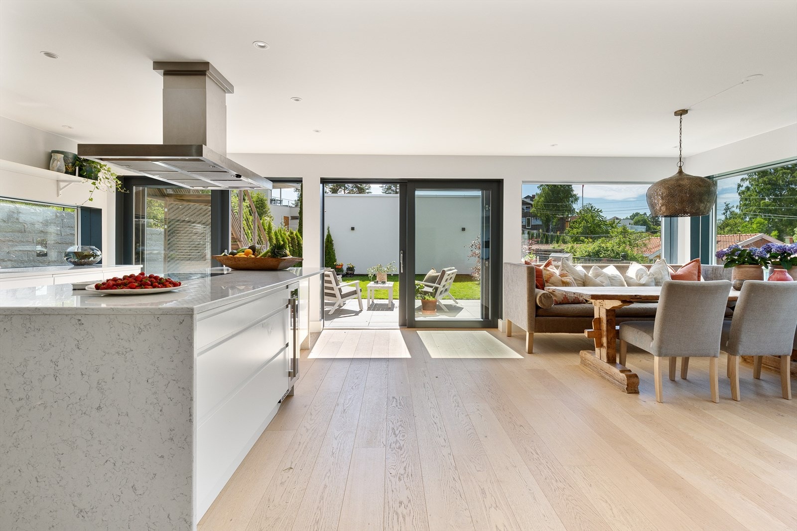 Hyggelig spisestue i tilknytning til kjøkkenet og utgang til hage. Galleribilde