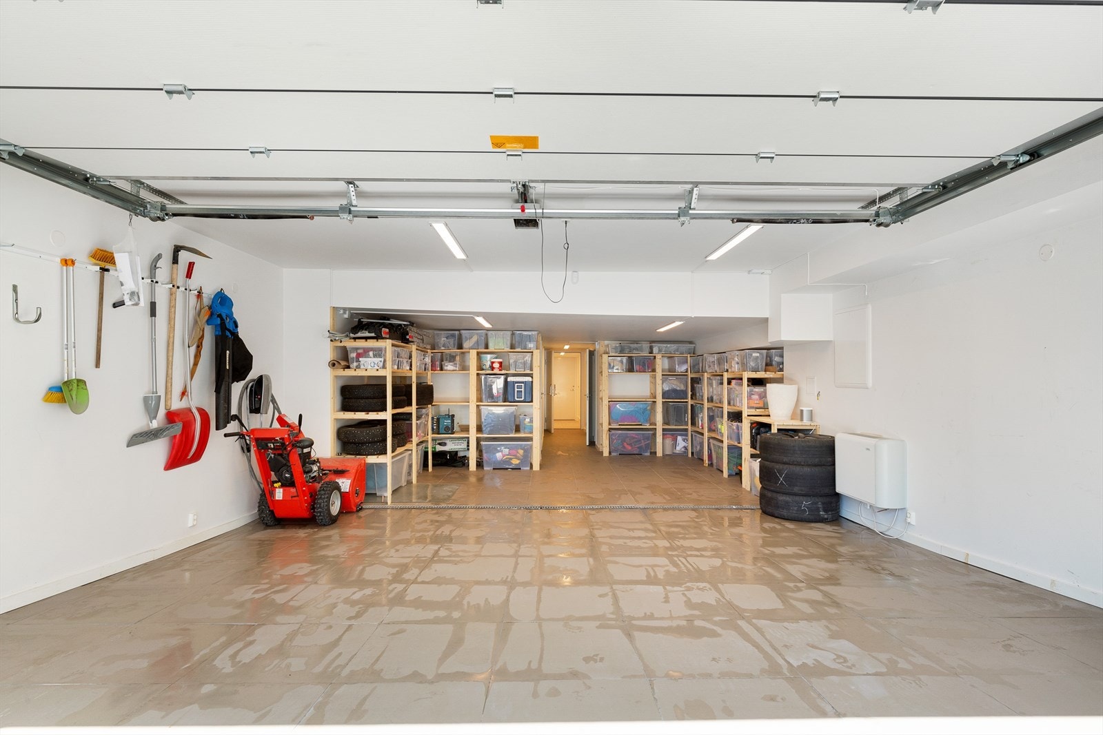 Stor dobbelgarasje med masse lagringsplass og dør direkte inn i boligen. Galleribilde