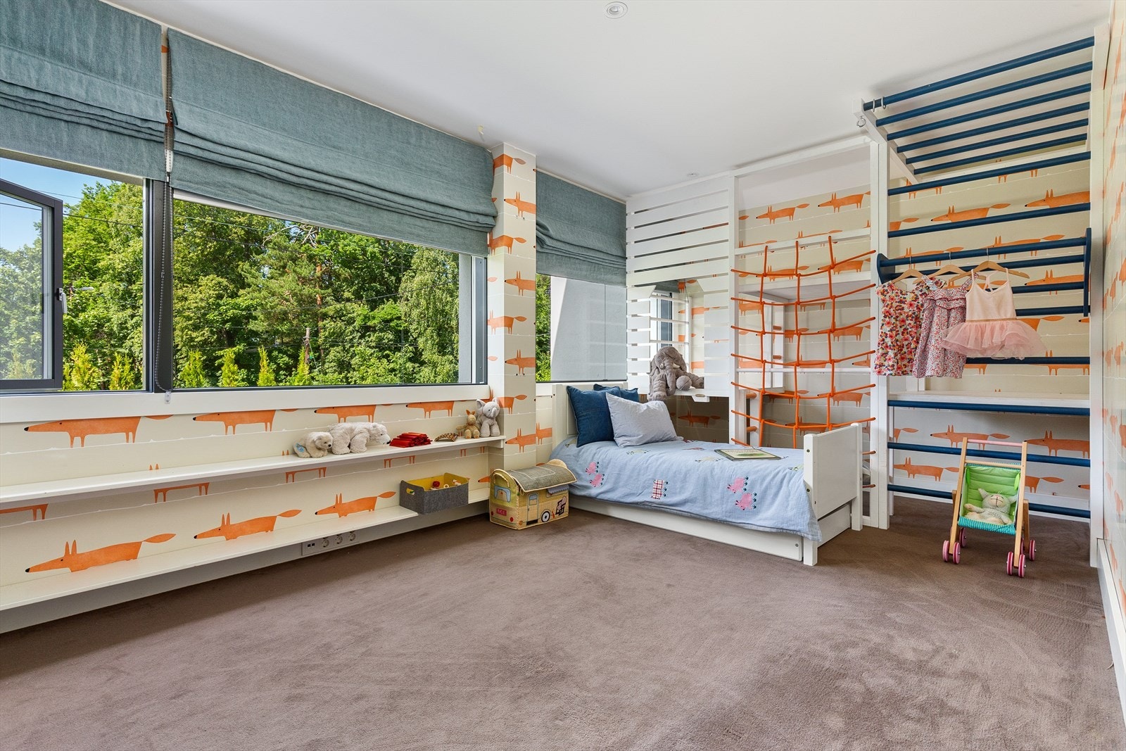 Stort barnerom i underetasjen med plassbygget lekestativ. Galleribilde