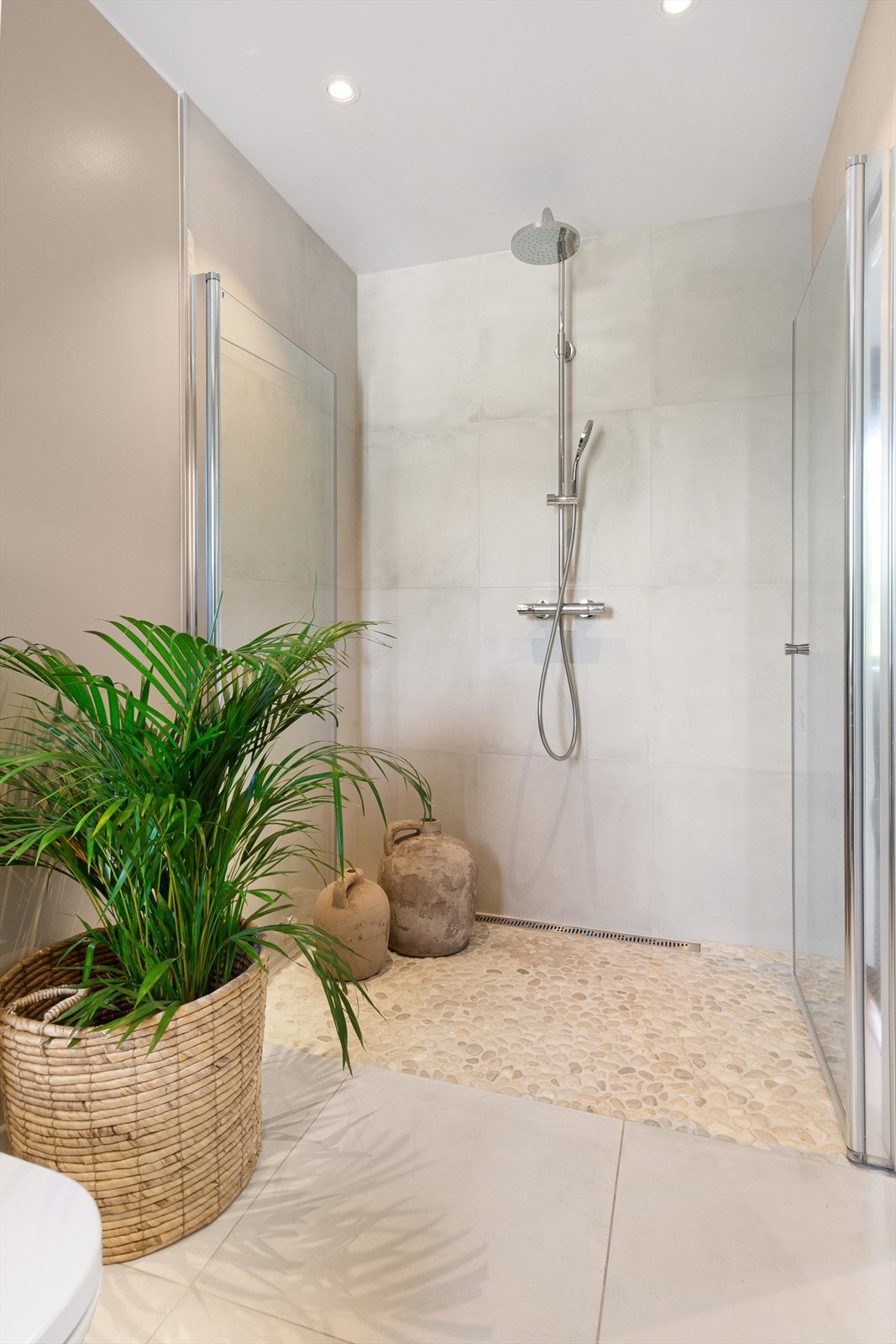 Badet har regndusj, servantinnredning med skuffer og vegghengt toalett. Galleribilde