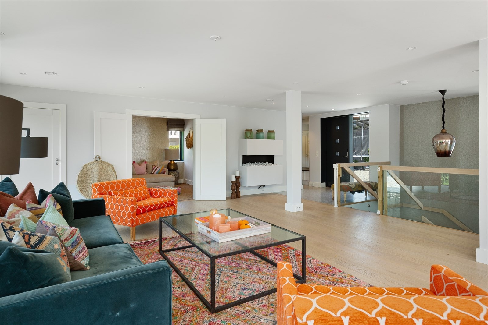 Den åpne løsningen i boligen gir mye lys og en god atmosfære. Galleribilde