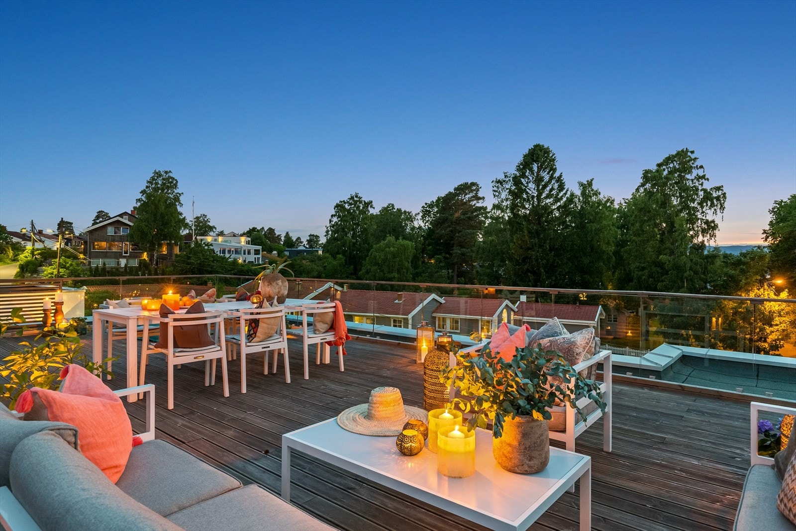 Takterrasse på hele 84 kvm med flott utsikt og svært gode solforhold. Galleribilde