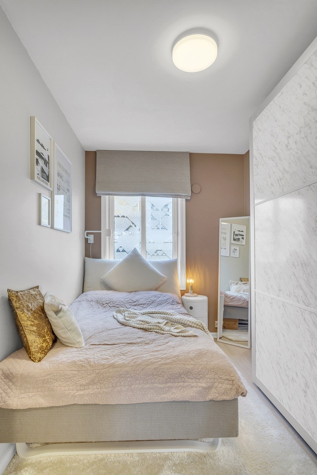 Stor skyvedørsgarderobe Galleribilde