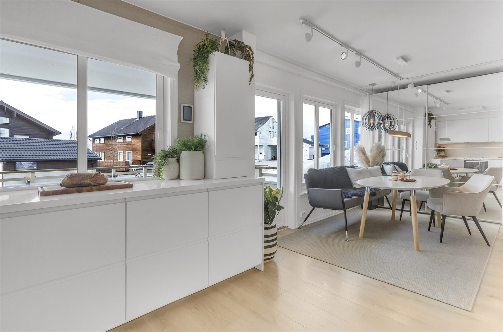 En bolig man lett blir glad i Galleribilde