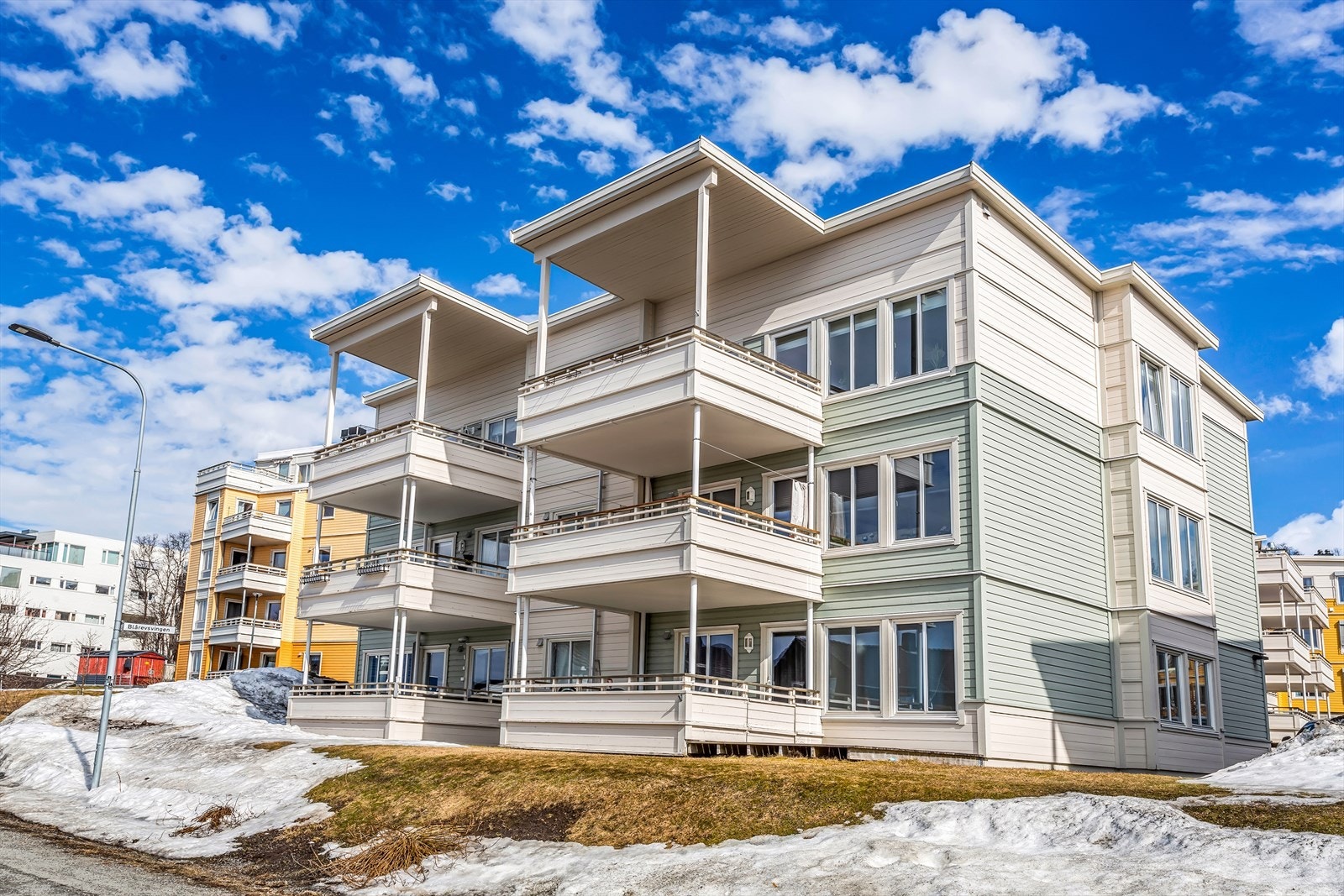 Gressplen foran balkongene Galleribilde