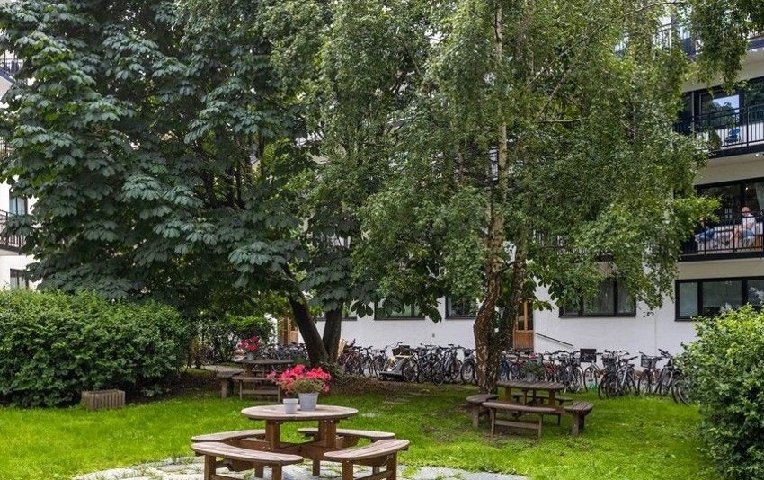 Bakgård. Galleribilde