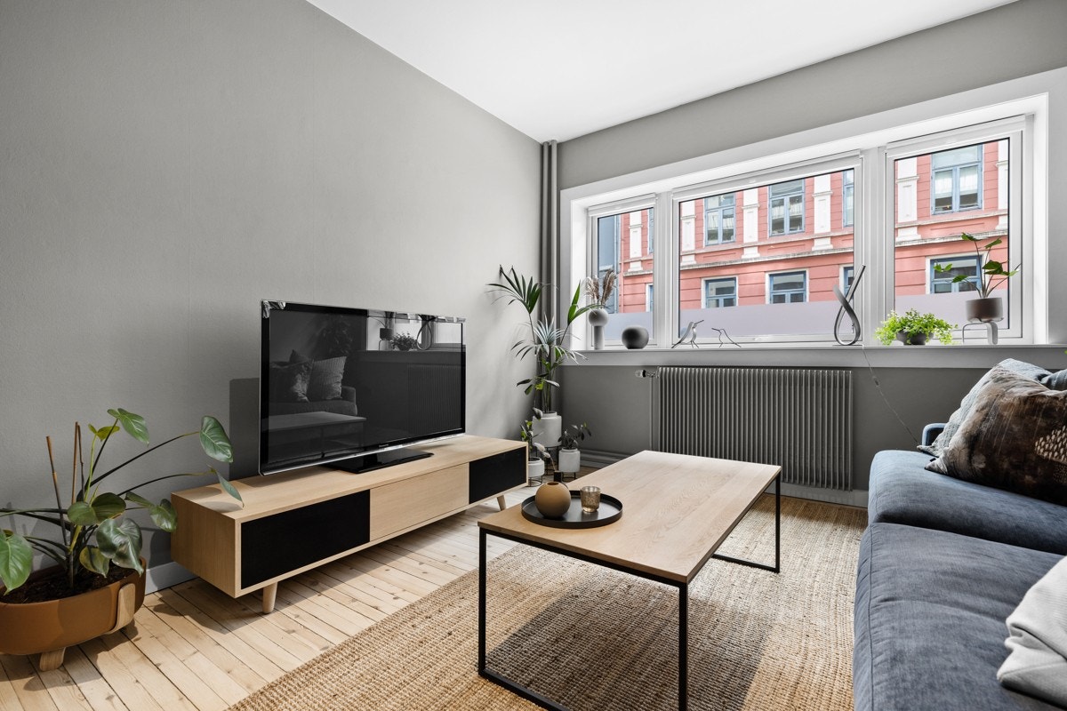 Stuen er det rommet dere sannsynligvis vil tilbringe mest tid i, og boligens særegne kvaliteter gjør dette til et hyggelig sted å være. Et herlig, sosialt rom som fyller de flestes ønsker og behov. Galleribilde