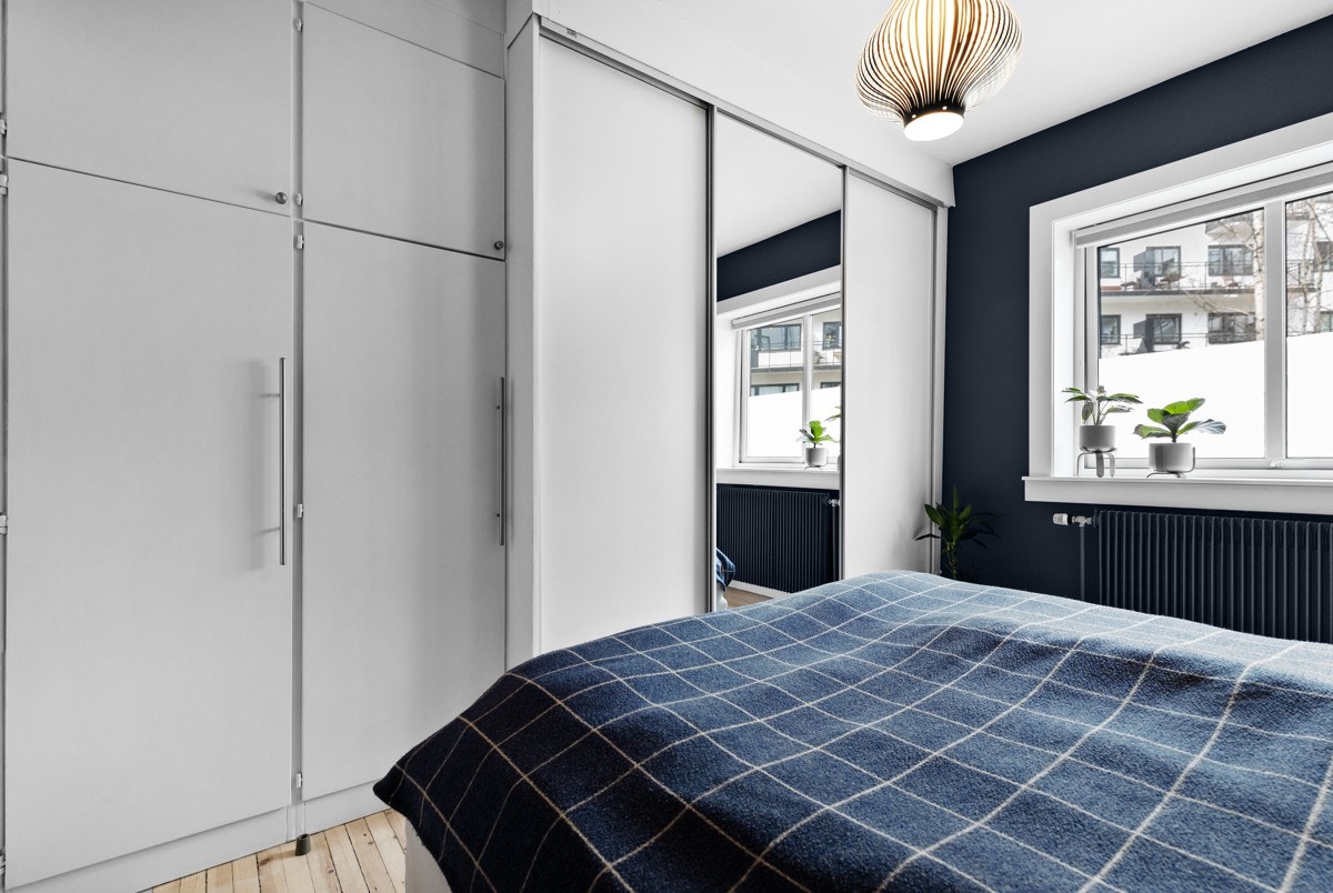 Her er det også godt med plass til en stor dobbeltseng og nattbord. Rikelig med lagringsplass i garderoben. Galleribilde
