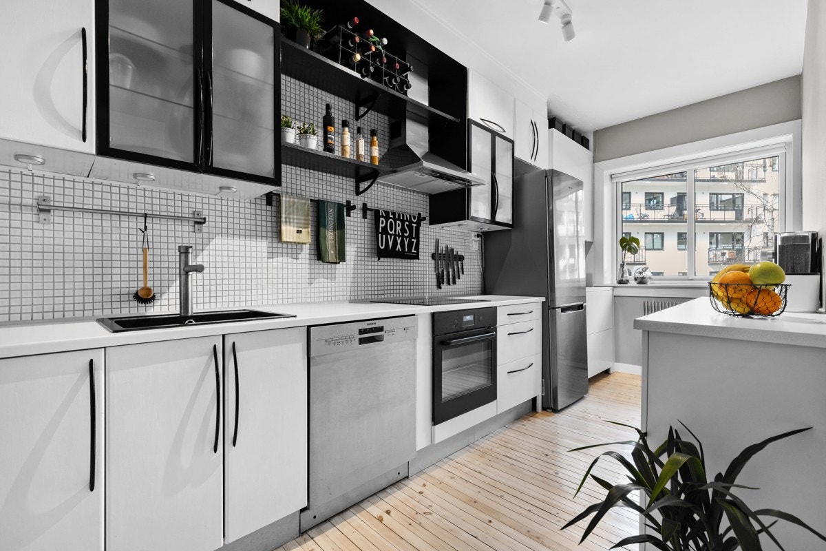 Boligen byr på et romslig kjøkken med rikelig av skap- og benkeplass til oppbevaring og matlagning. Her kan hobbykokken virkelig boltre seg! Galleribilde