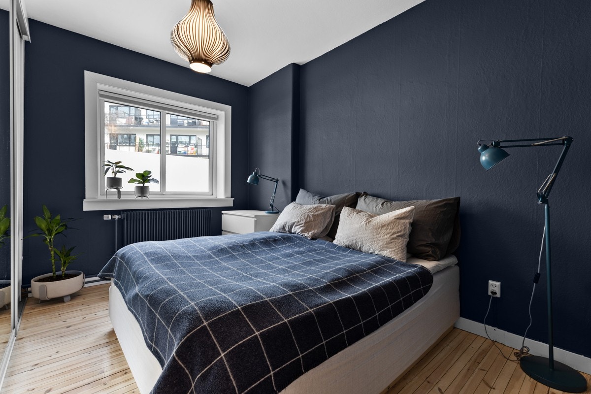 Leilighetens soverom er av god størrelse. Rommet inviterer til en god natts søvn med sine fine fargevalg på vegger og et stort vindu som skaper en herlig romfølelse. Galleribilde