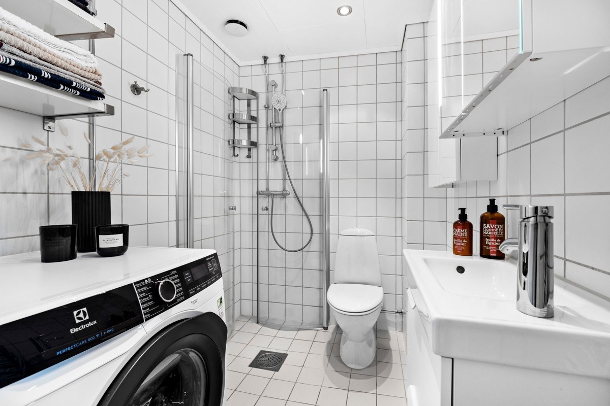 Badet finner du i enden av entréen, og dermed lett tilgjengelig for både gjester og leilighetens beboere. Dette er et godt sted å starte dagen, og varmekabler i gulvet sørger for ekstra komfort i hverdagen. Galleribilde