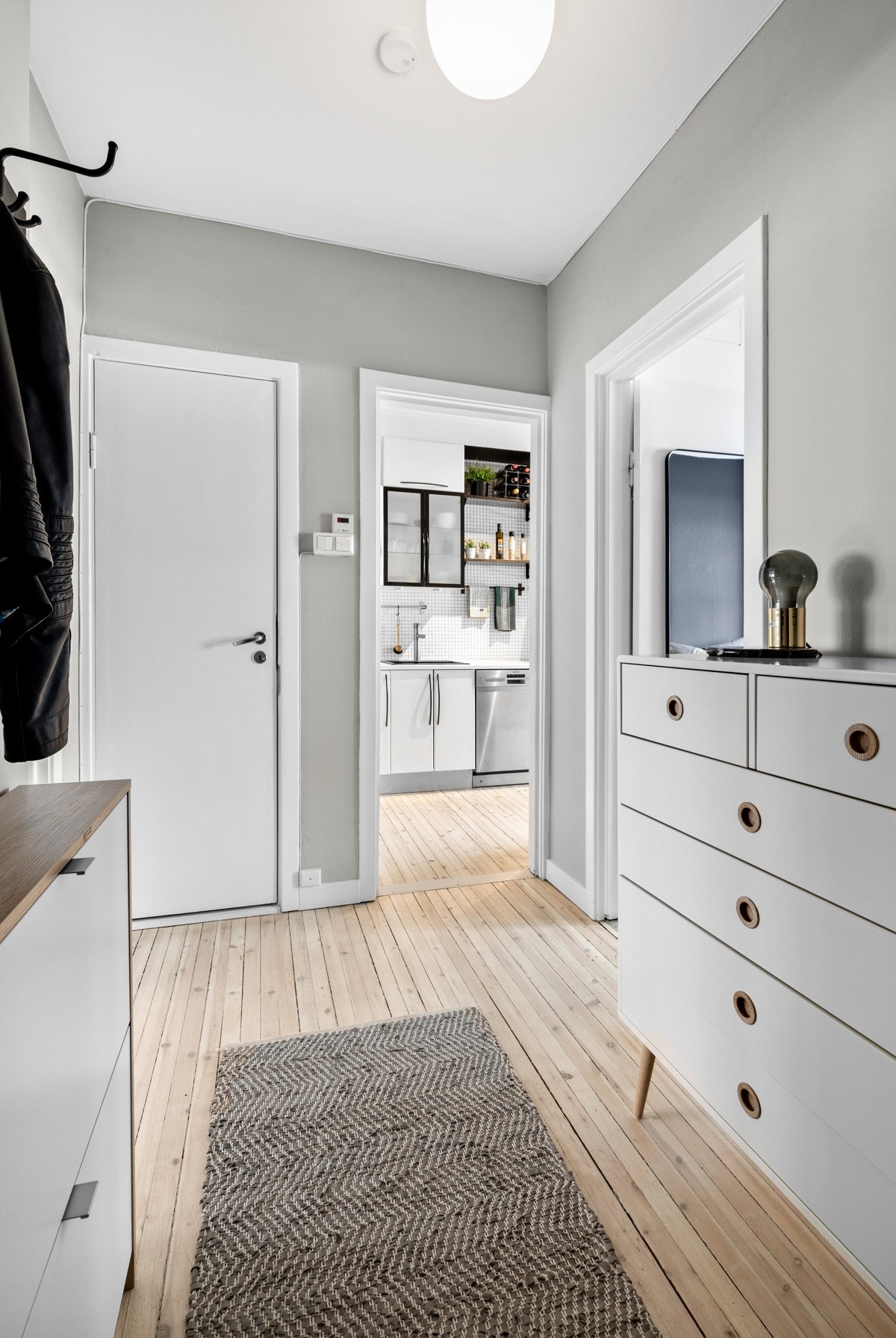 Bak inngangsdøren møtes du av en lys og innbydende leilighet. Galleribilde
