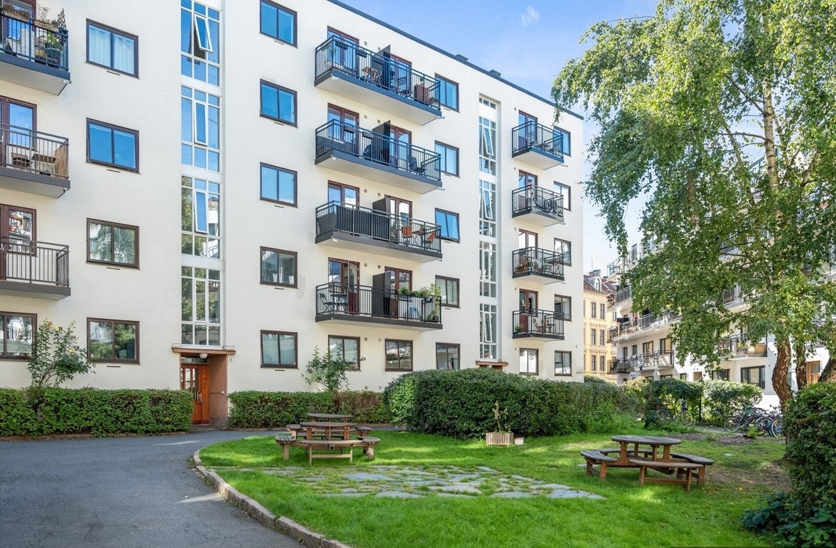 Frodig bakgård med flere sittegrupper. Galleribilde