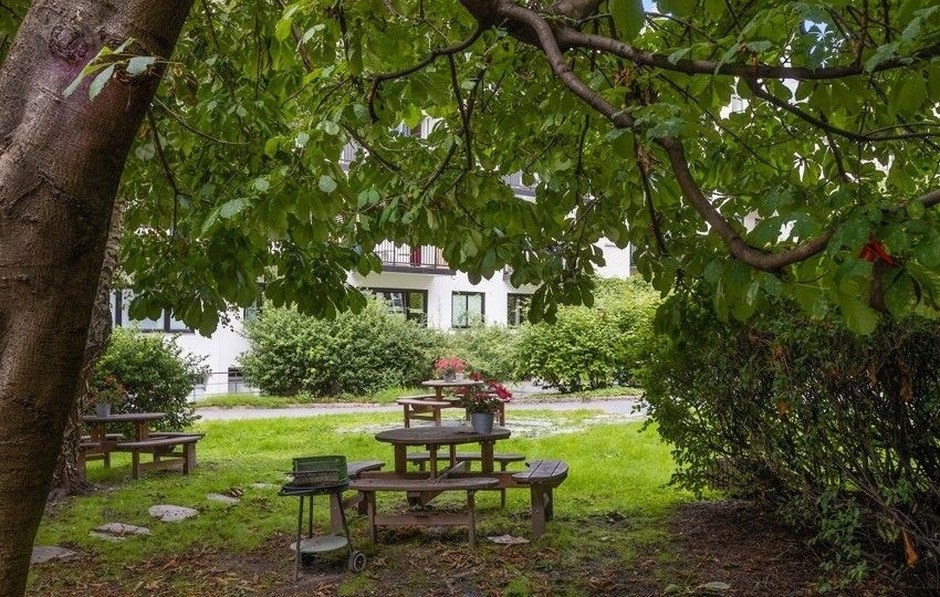 Bakgård. Galleribilde