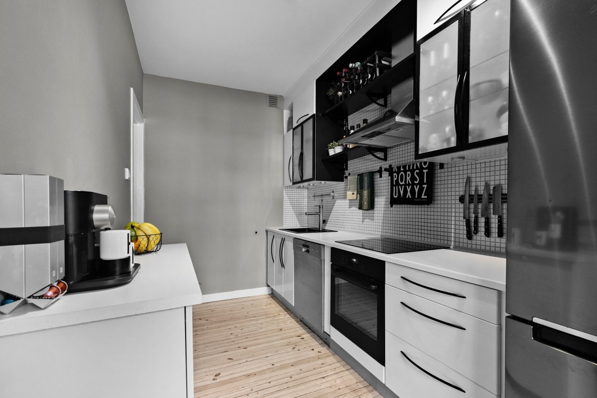 Hvitevarer består av koketopp, stekeovn, kjøl/frys og oppvaskmaskin. Ventilator over kokesone. Galleribilde