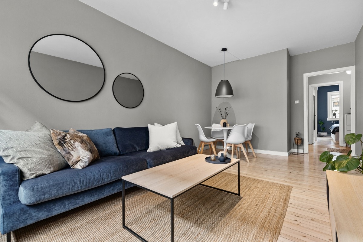 Leiligheten, som ligger i en høy første etasje, byr på en romslig og innholdsrik planløsning samt flotte farge- og materialvalg. Galleribilde