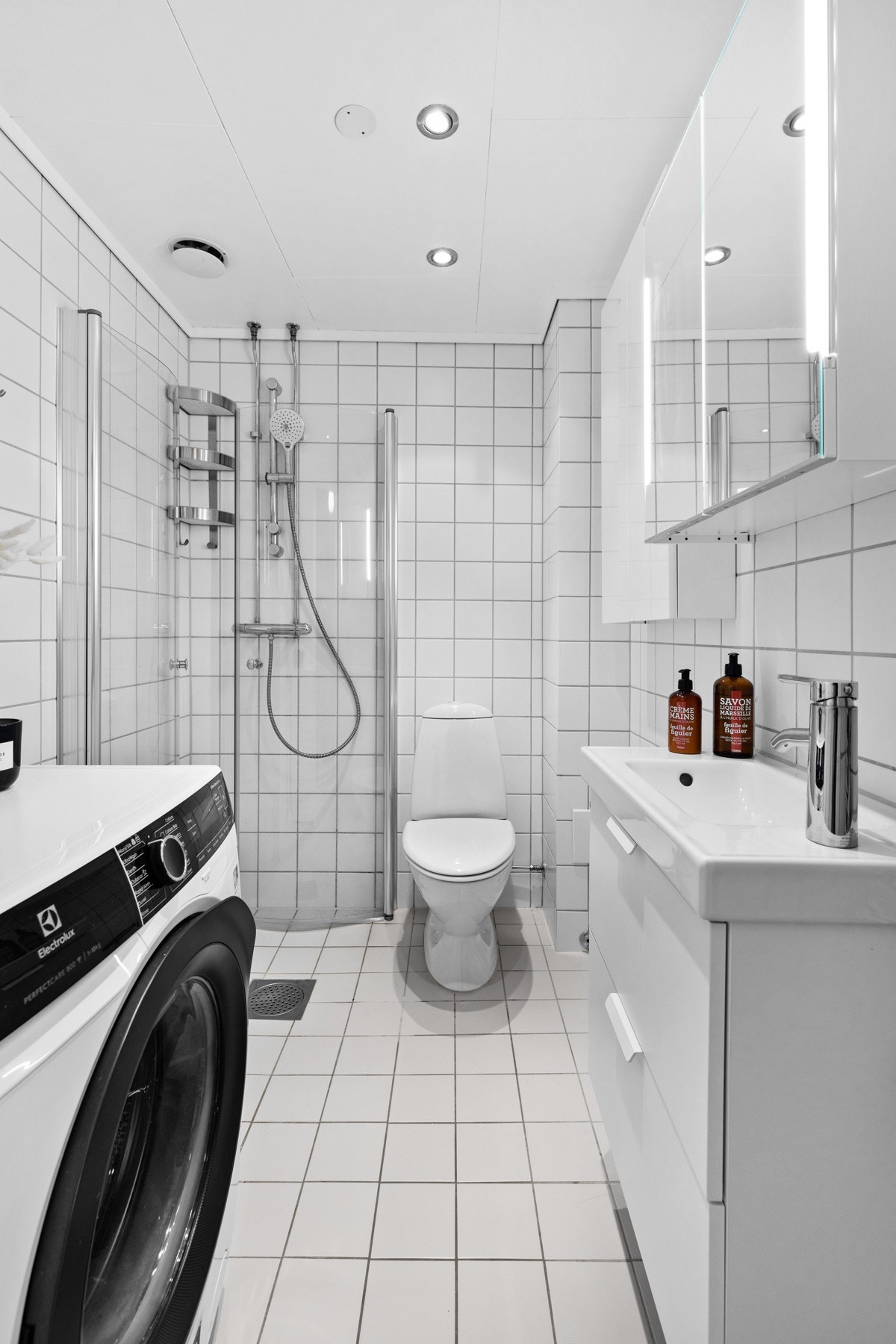 Innredningen består av toalett, dusjhjørne med dører i herdet glass, veggmonter skap, servantinnredning og overskap med speilfronter og belysning. Opplegg for vaskemaskin og tørketrommel. Pusset opp i regi av aksjelaget i 2003-2004. Galleribilde