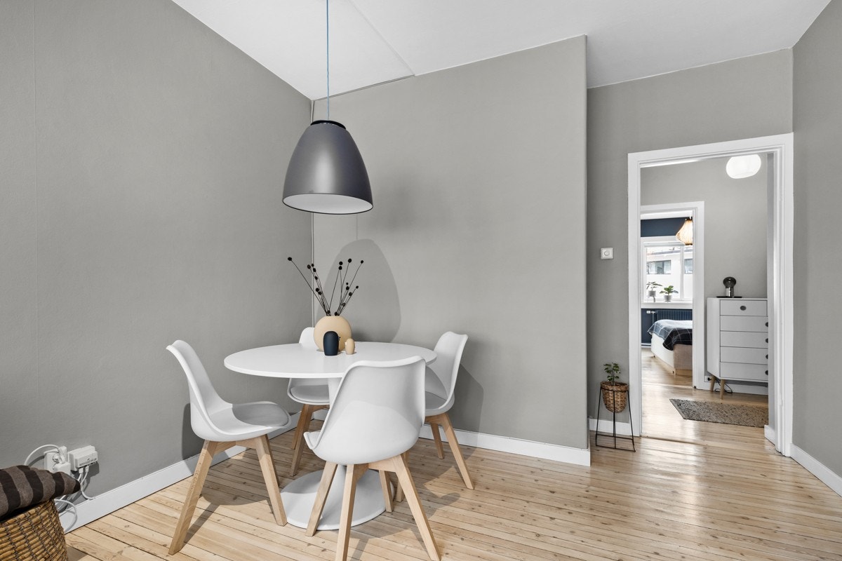 Med en moderne og dempet fargepalett er det enkelt å sette sitt helt eget preg på leiligheten med ønsket interiør og møblement. Galleribilde