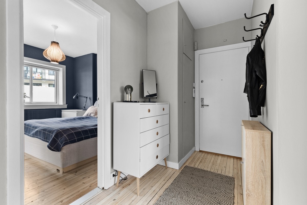 Entréen er romslig med god plass for oppbevaring av yttertøy og sko. Galleribilde