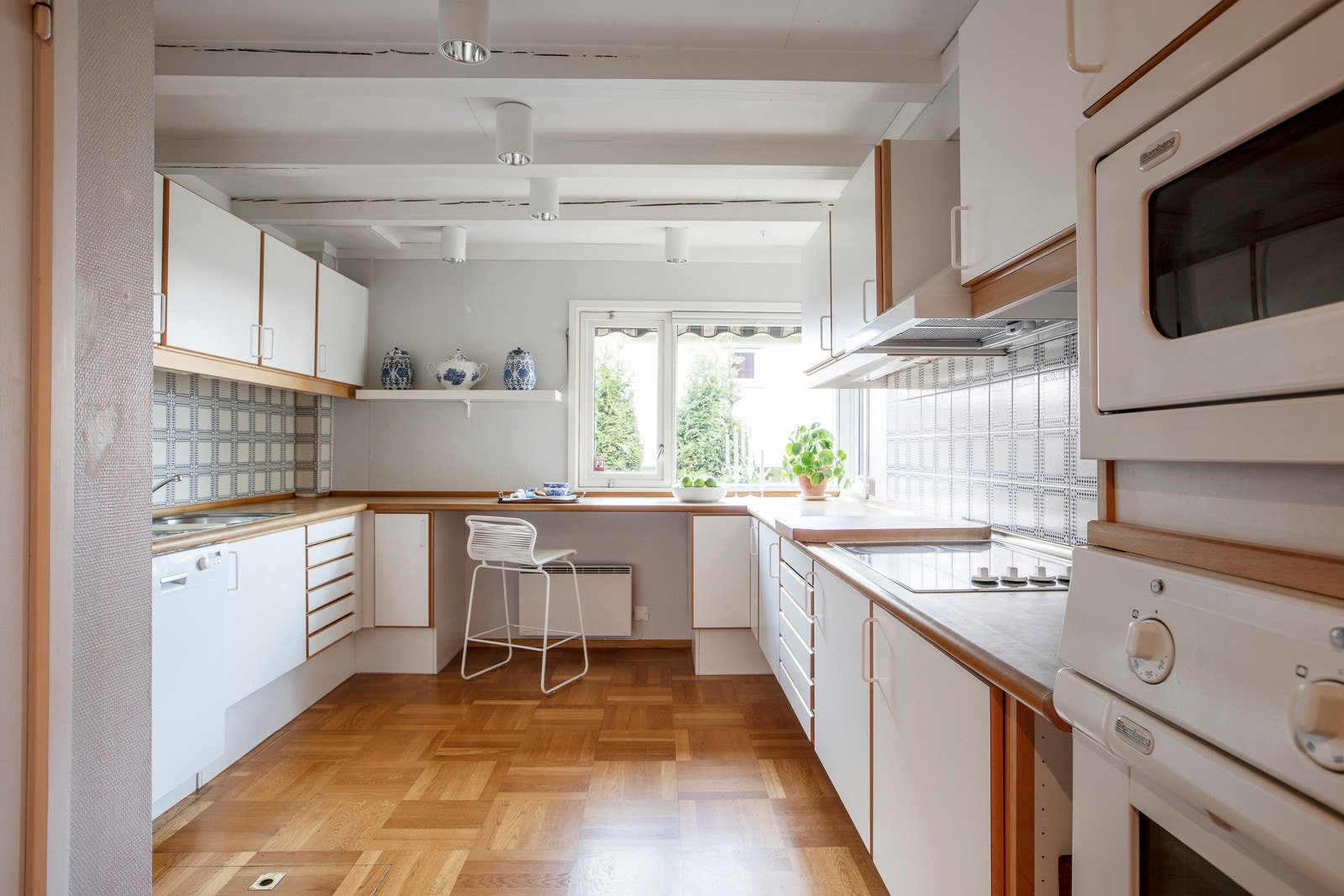 Kjøkkenet ligger i direkte tilknytning til en hyggelig spisestue. Innredningen er fra Multiform og det er godt med lagringsplass i over- og underskap. Galleribilde