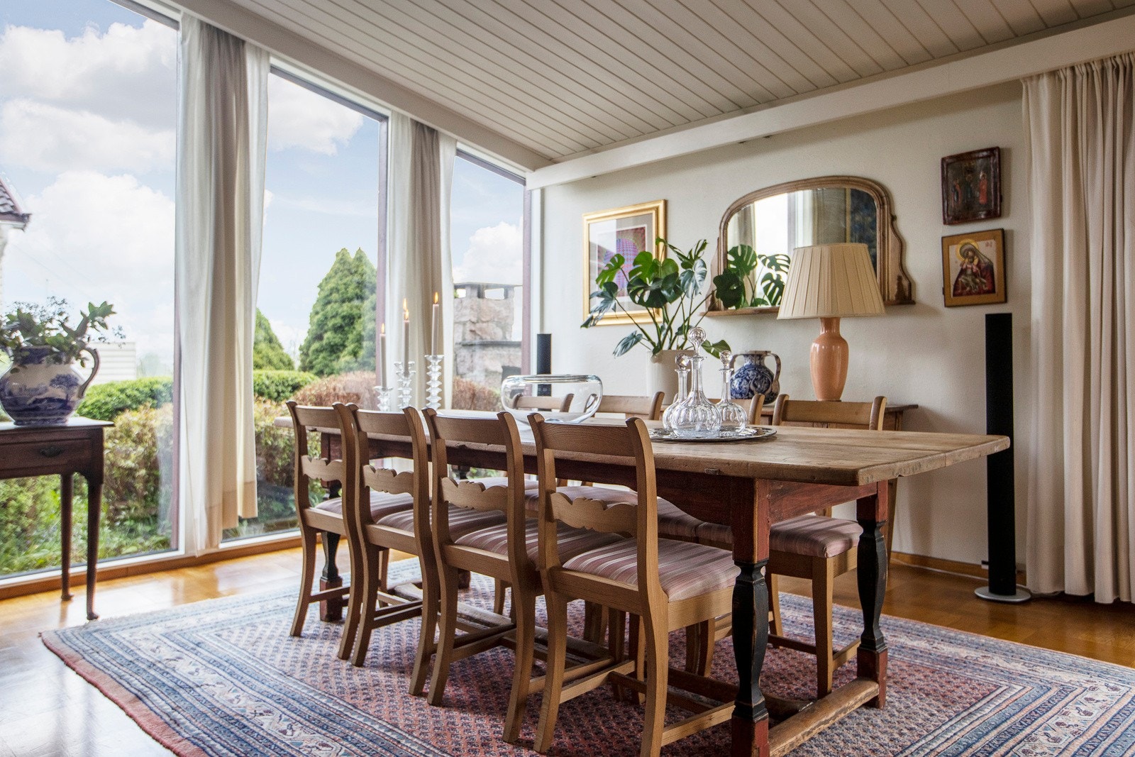 Det er god møbleringsfrihet i stuen, så her kan man enkelt innrede med flere sittegrupper og stort langbord til festlige anledninger. Galleribilde