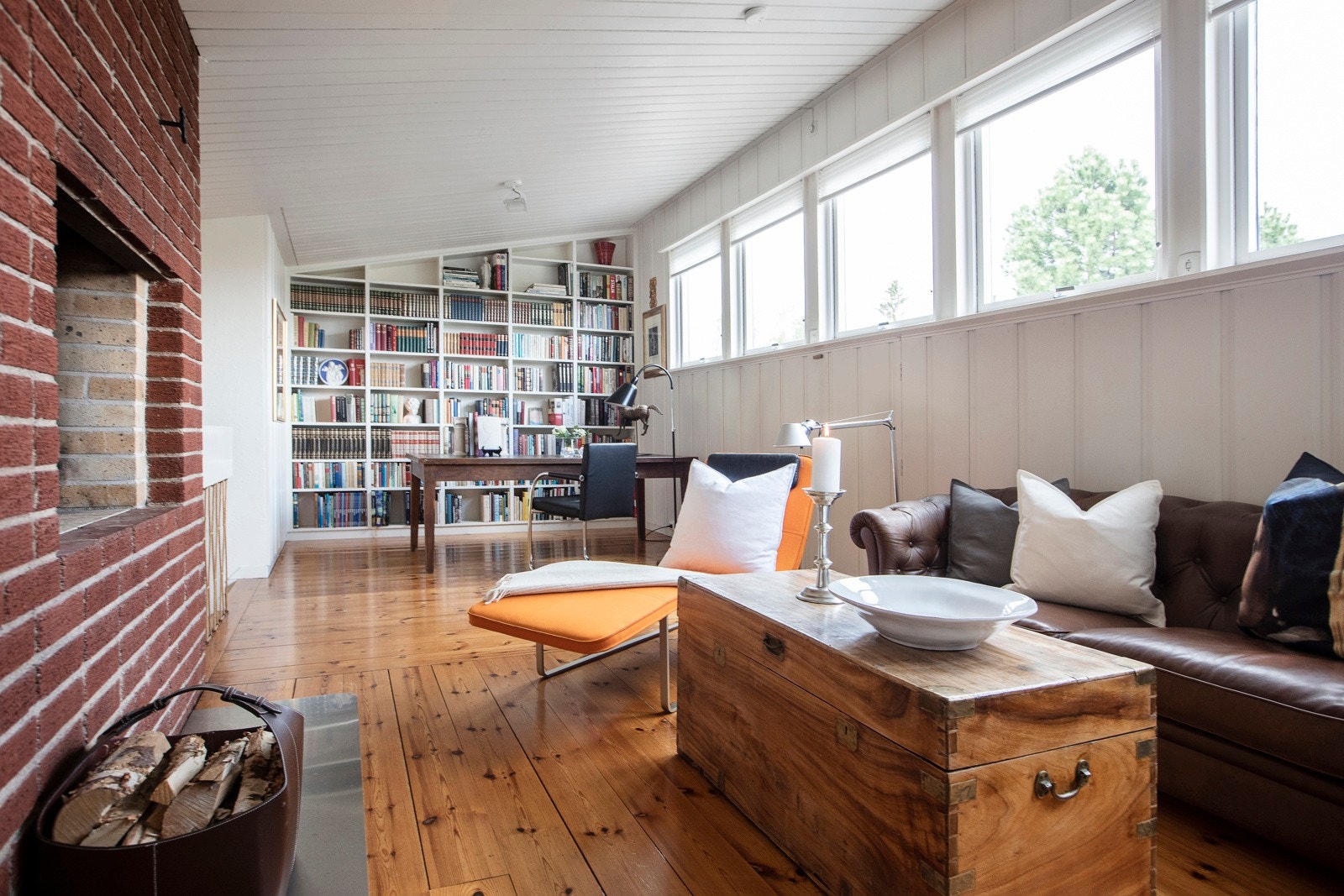 På mesaninen over stuen er det en kombinert tv-stue/bibliotek med mye lys og luft. Her har du også gode lagringsmuligheter med tilgang til lagringsloft. Galleribilde