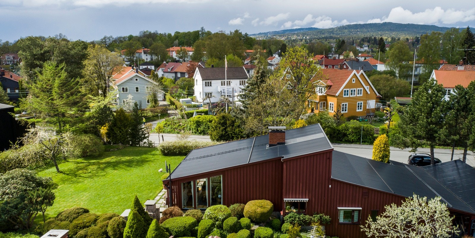 En flott, arkitekttegnet enebolig av Dag Rognlien beliggende i barnevennlige omgivelser på ettertraktede Berg. Galleribilde