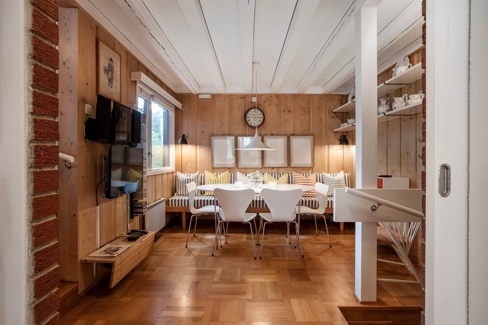 Spisestuen er innredet med parkettgulv i heltre eik, synlige takbjelker og vegger kledd i bred trepanel. Det er tv-uttak og god plass til spisebord. Galleribilde