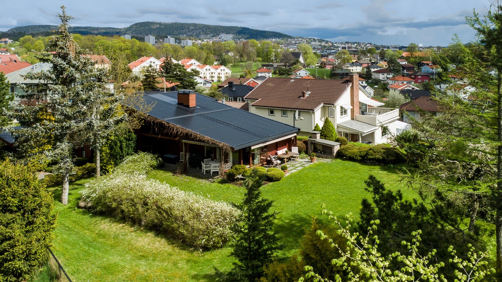 Tomten er pent opparbeidet med gressplen, trær, velholdte busker og diverse beplantning. Det er gode solforhold på eiendommen, så her kan man virkelig nyte varme dager til fulle. Galleribilde
