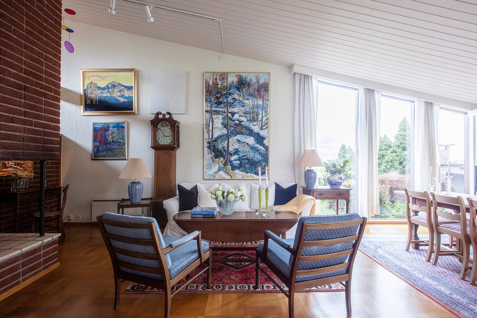Deler av stuen har ekstra takhøyde, noe som bidrar til en herlig, luftig atmosfære. Galleribilde