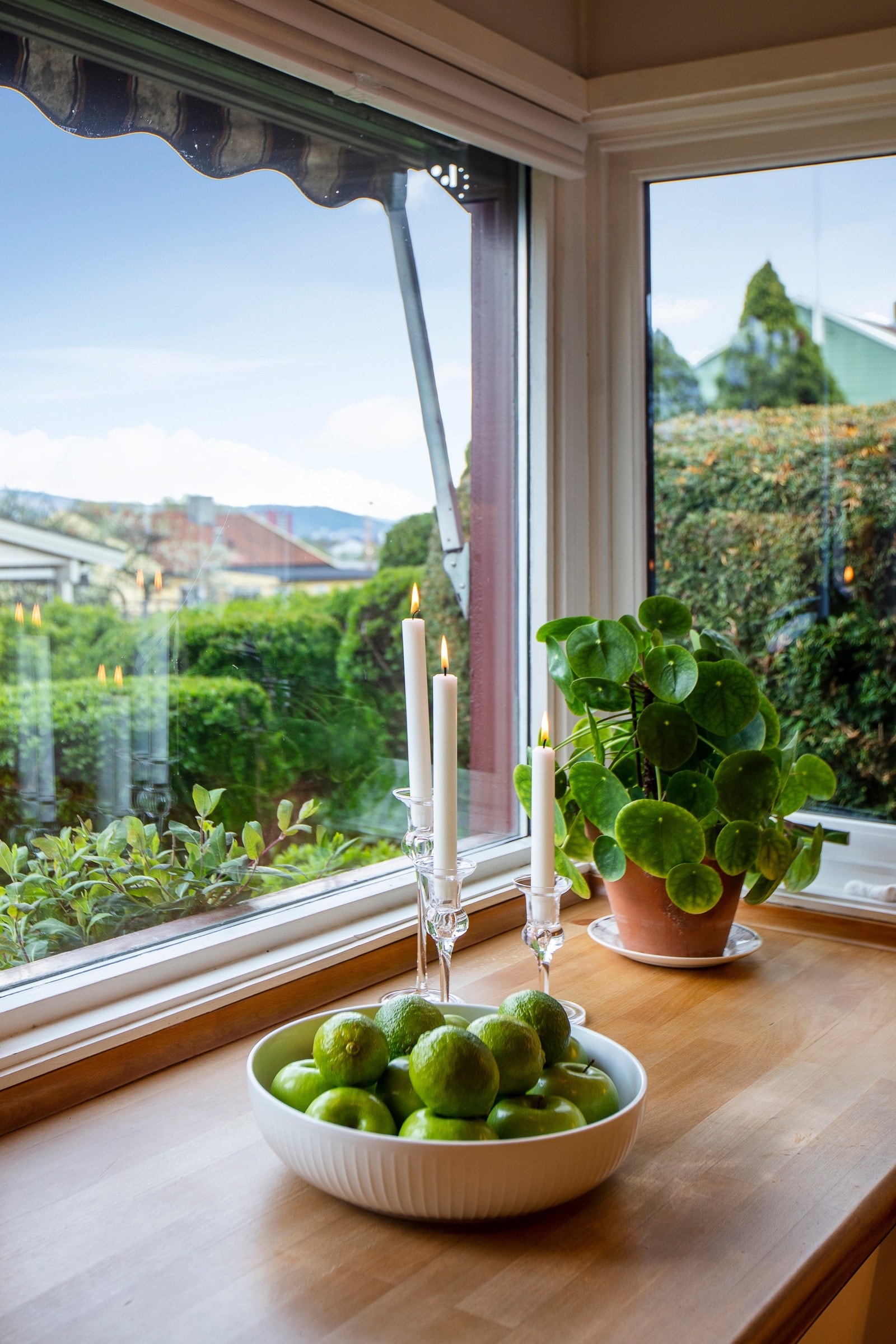 Ved vinduet er det en smart barløsning med rom for to sitteplasser. Her har du nydelig utsyn. Galleribilde
