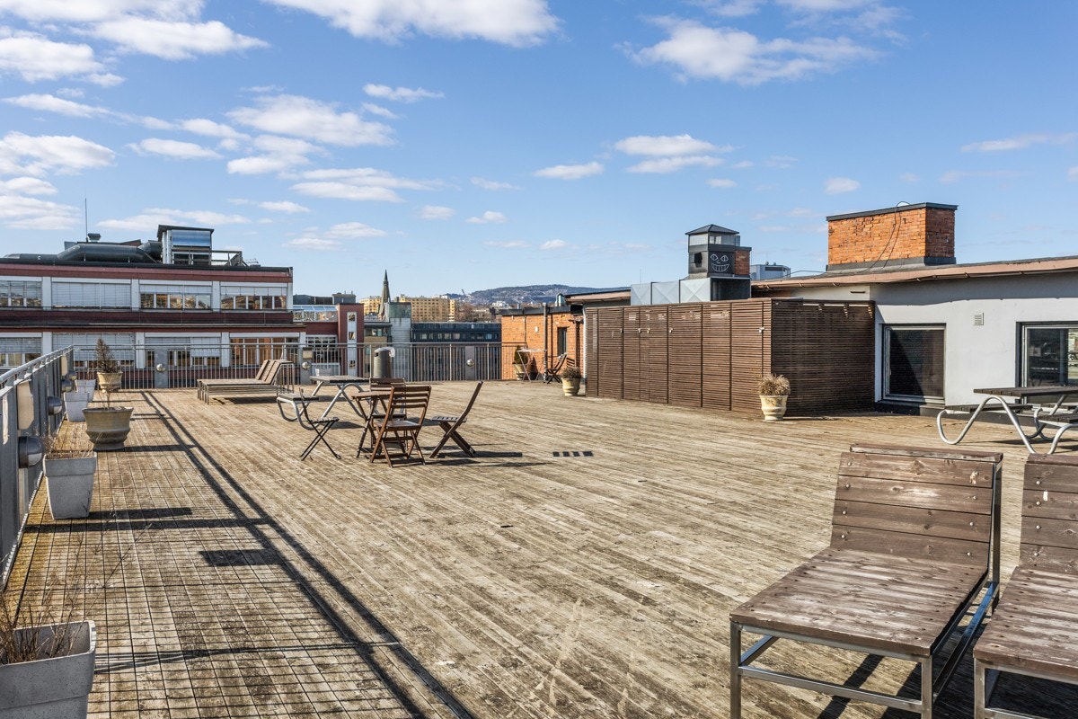 Borettslaget har to felles og fantastiske takterrasser som er perfekt for solrike dager! Galleribilde