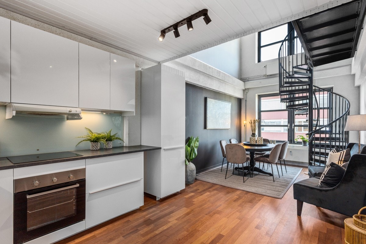 Velkommen til en lys og lekker studioleilighet over 2 plan midt i hjertet av Oslo og med Akerselva som nærmeste nabo! Galleribilde