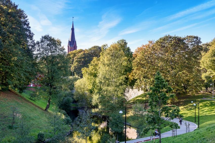 Akerselven ligger like ved leiligheten og er det perfekte stedet å legge dagens gå- eller joggetur Galleribilde