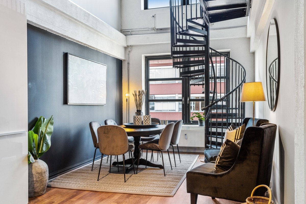 Boligen ligger i et gammelt fabrikklokale som ble omgjort til leiligheter i 2005/06. Her får du en gjennomgående god standard. Galleribilde