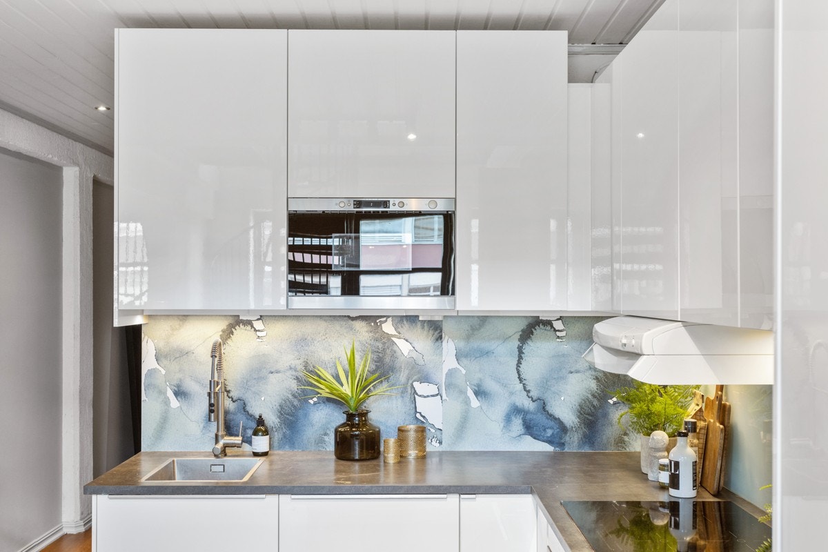 Videre finner du integrerte hvitevarer som komfyr med keramisk platetopp, ventilator fra Villavent, mikrobølgeovn, oppvaskmaskin og kjøleskap med frysedel. Galleribilde