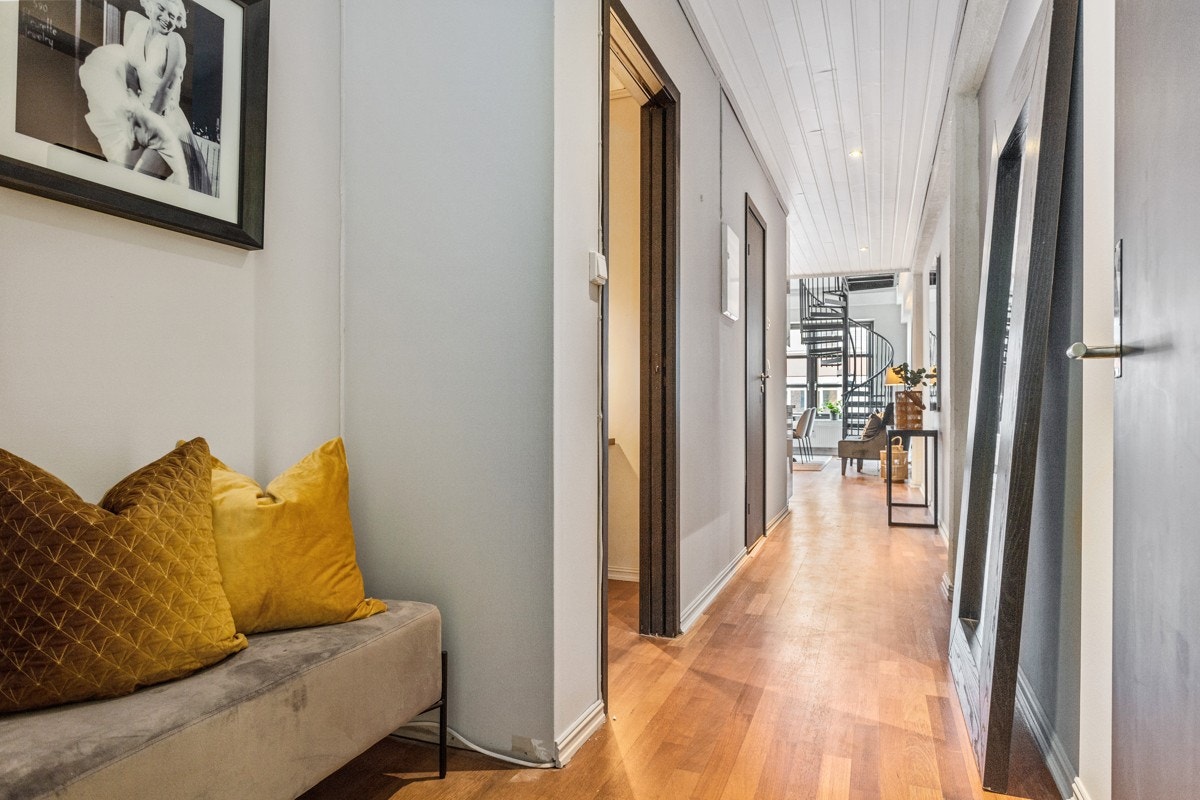 Når du kommer inn i leiligheten møtes du av en lys entré. Dette er et herlig ''første møte'' med boligen. Galleribilde