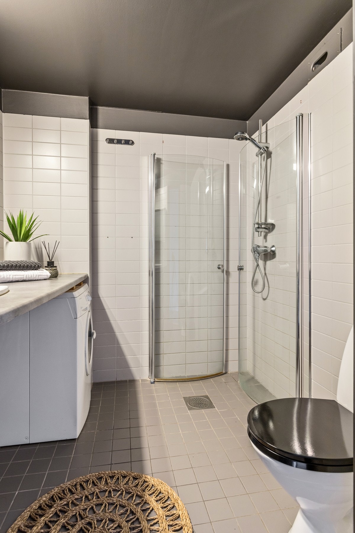 Videre er det opplegg for vaskemaskin, så her har du alt du trenger på badet. Galleribilde