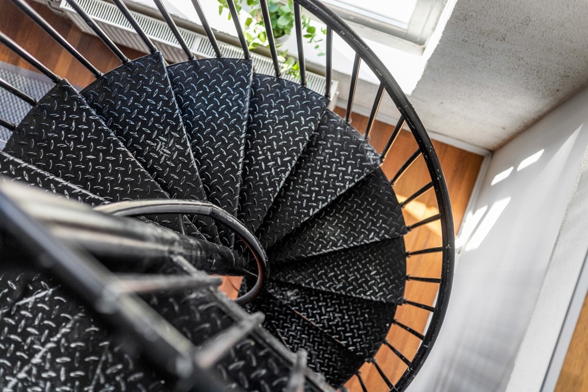 Når du går opp den sjarmerende vindeltrappen i sort metall kommer du til boligens 2. etasje. Galleribilde