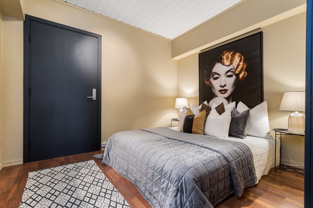 Den ene alkoven i øverste etasje er romslig, så her er det god plass til dobbeltseng, nattbord på hver side og øvrig møblement. Galleribilde