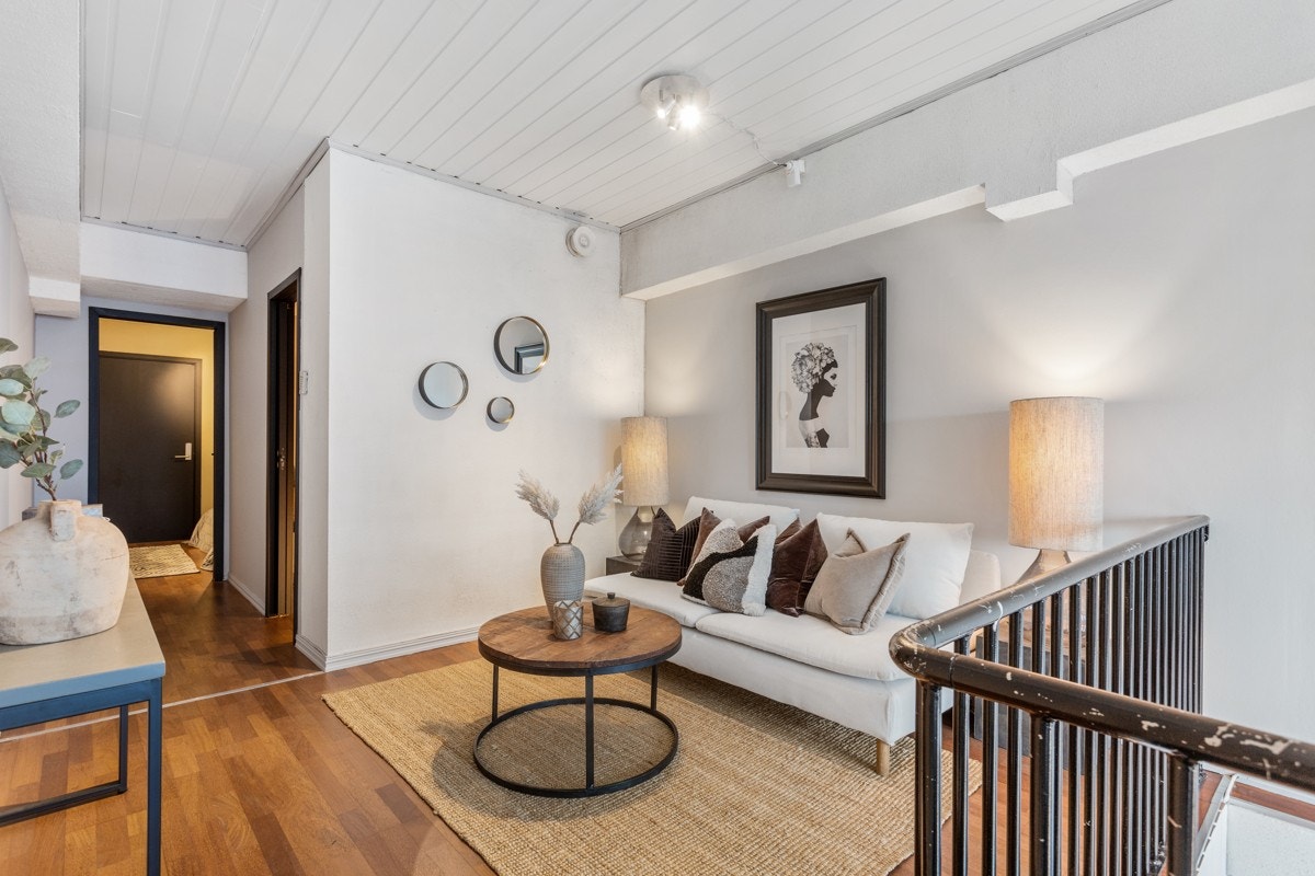 Du har en naturlig plass til både sofagruppe, spisebord og TV med tilhørende møblement. Galleribilde