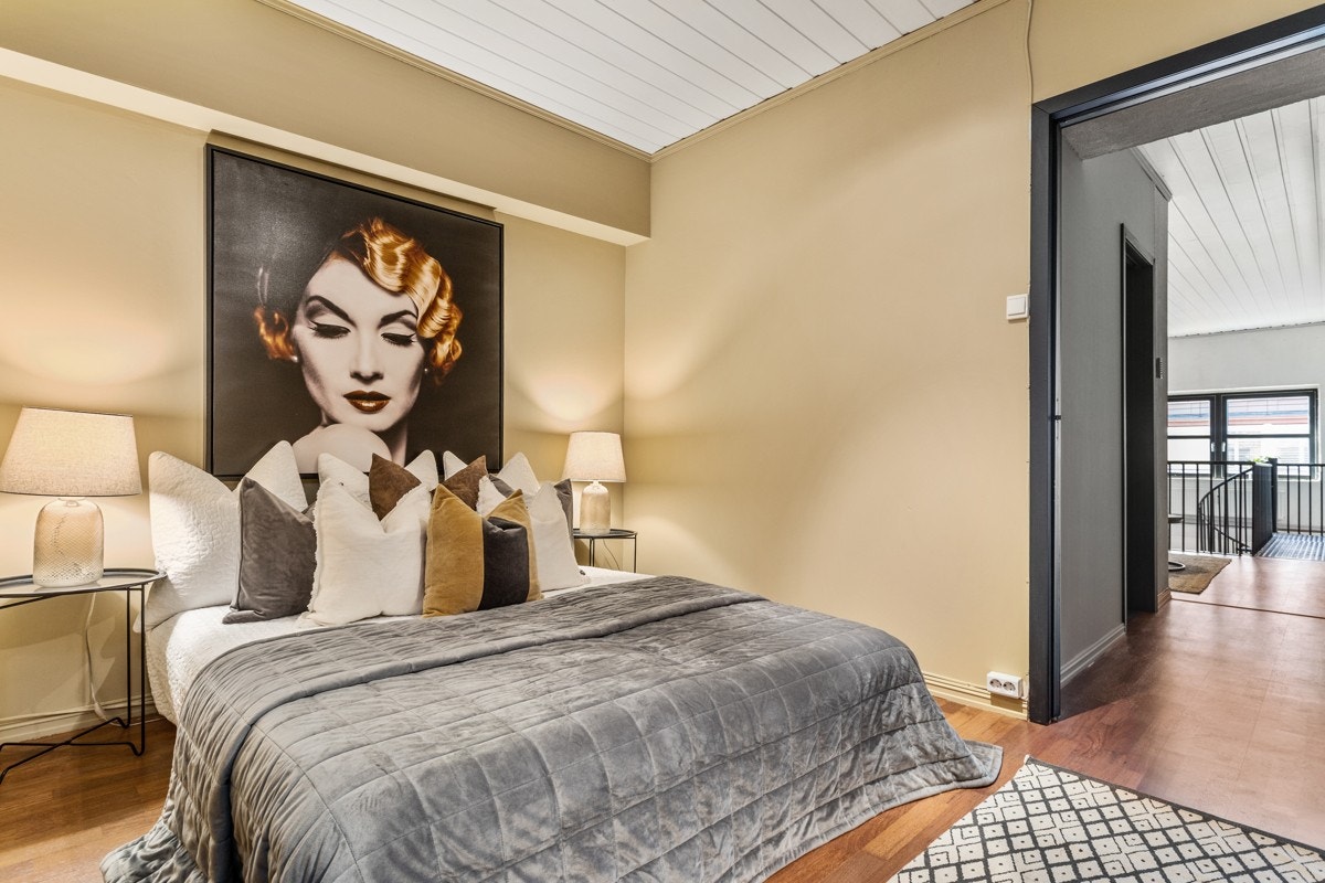 Boligen har tre alkover av fine størrelser og har malte flater i smakfulle farger fra i år, samt ble parketten pusset. Galleribilde