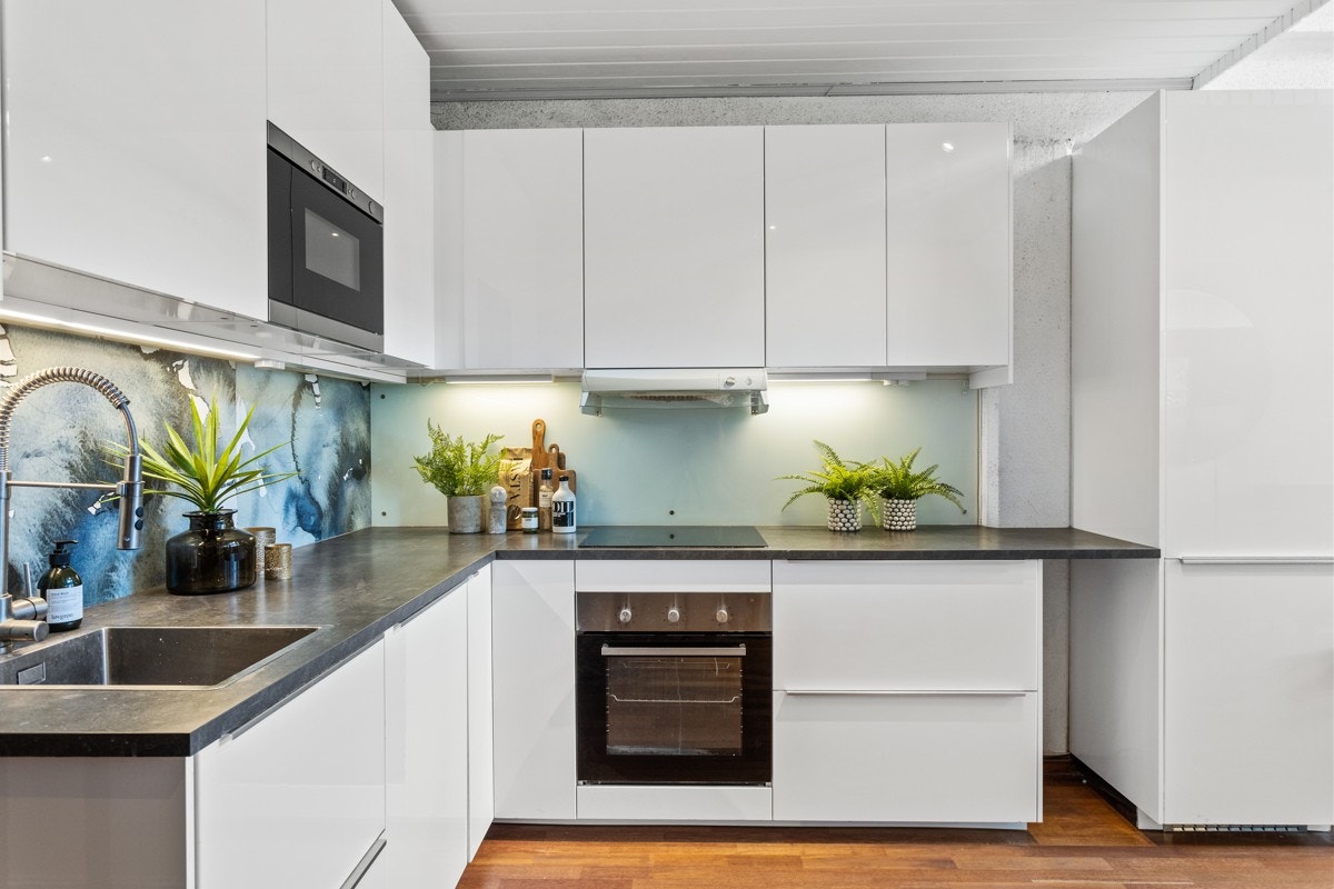 Det er godt med skap- og benkeplass på kjøkkenet for oppbevaring og matlaging. Galleribilde