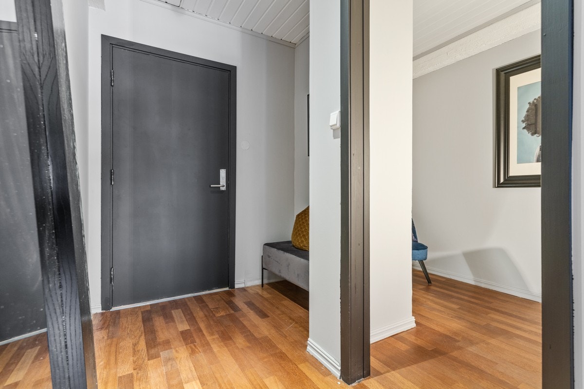 Du har naturlig plass til en kommode/skohylle og rikelig med plass til knagger for å henge av deg yttertøy. Galleribilde