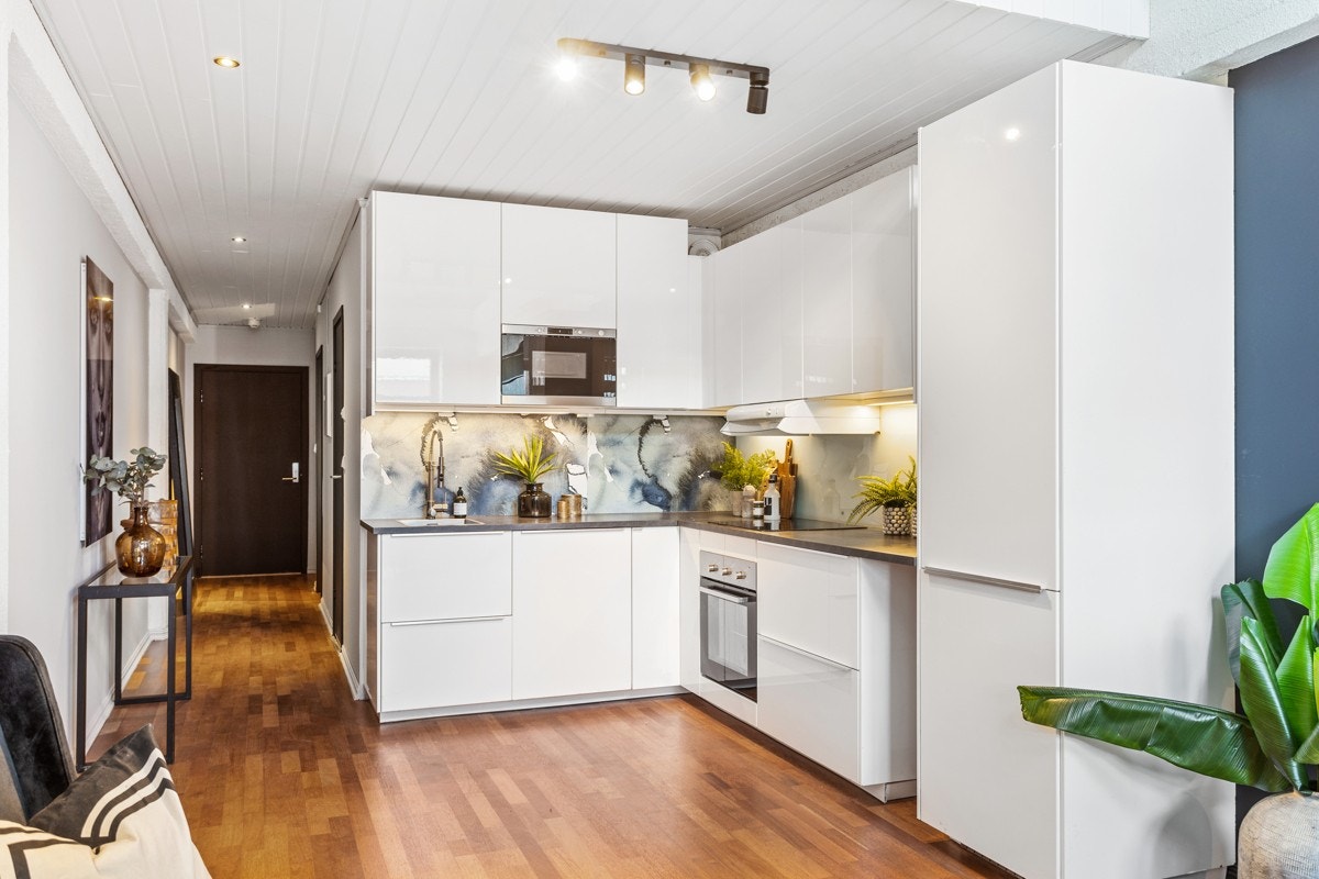 Lekkert og stilrent kjøkken som har innredning fra 2017 med hvite og glatte fronter, samt benkeplate i laminat. Galleribilde